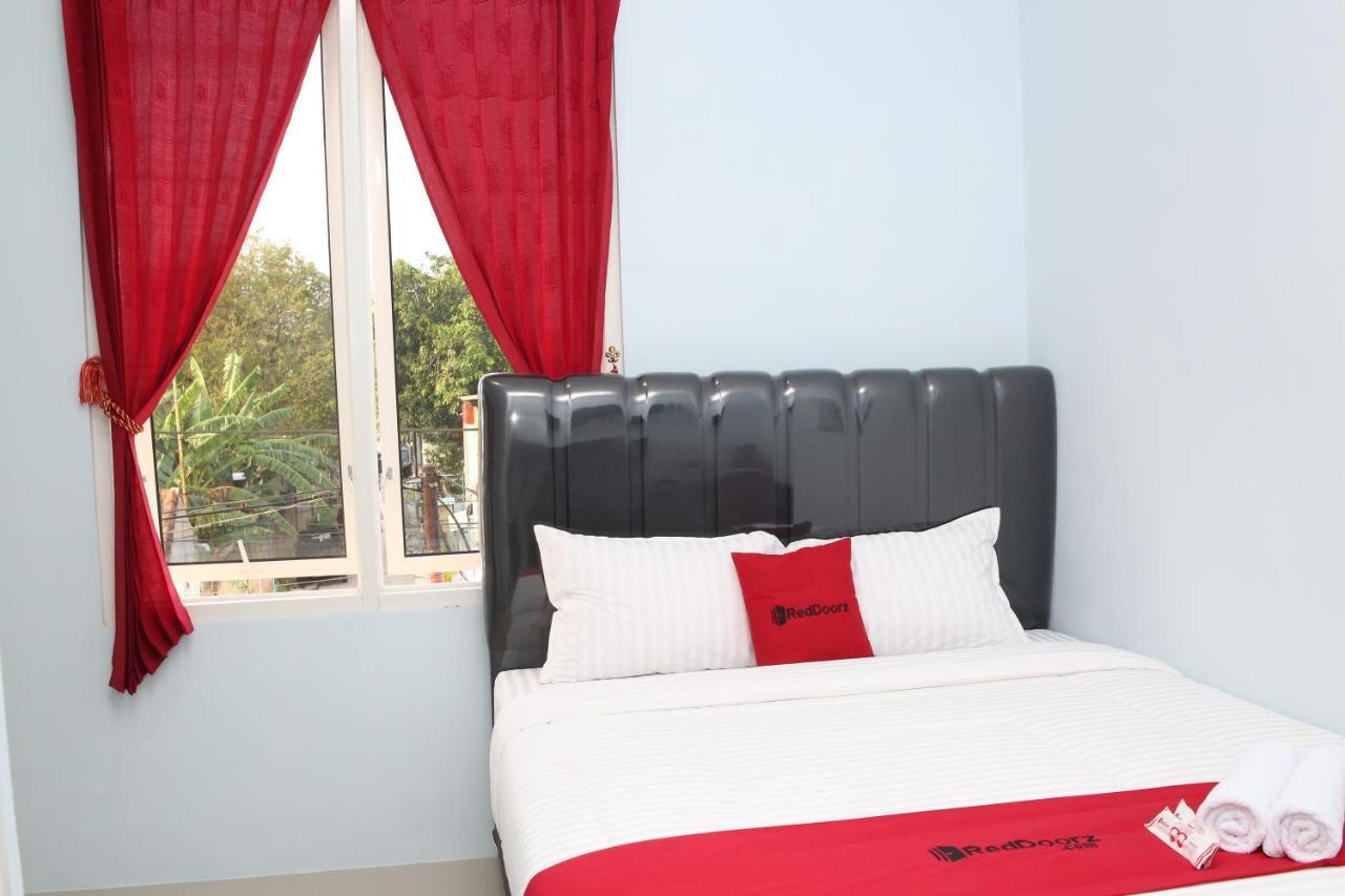 Reddoorz Syariah Near Suncity Mall Hotel Madiun